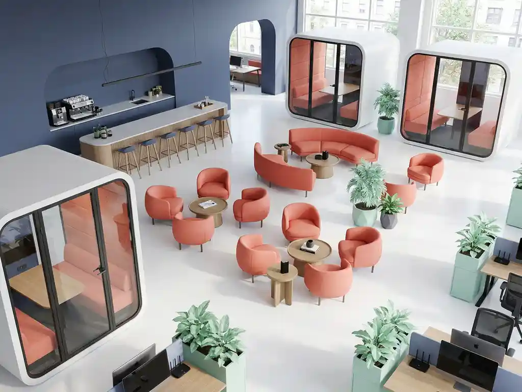 Moderne open kantoorruimte met koffiestation, loungebanken, vergaderpods en groene planten in minimalistisch Amsterdam design