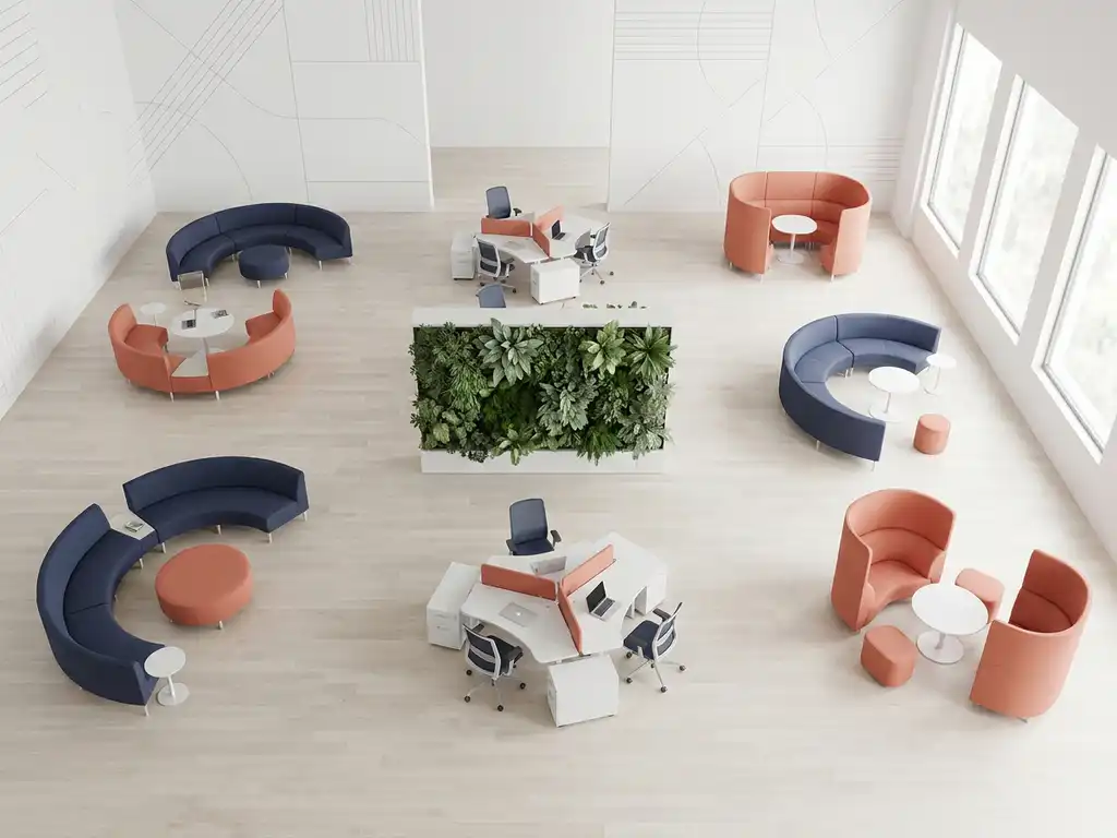 Moderne open werkruimte met modulaire meubilair in marineblauw en koraal, levende plantenwand en geometrische wandpatronen